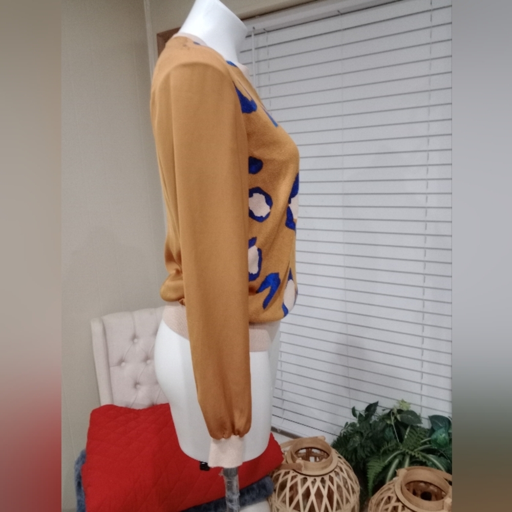 Stylish Women's Sweater with Blue and Tan Pattern - Picture 6 of 10